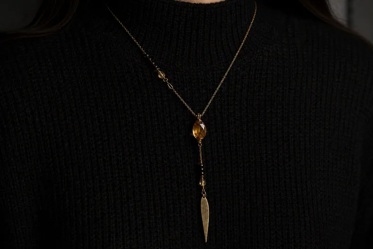 The Honey Knife Lariat On-body close crop